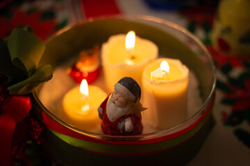 CAndele natalizie con statuina di Babbo Natale
