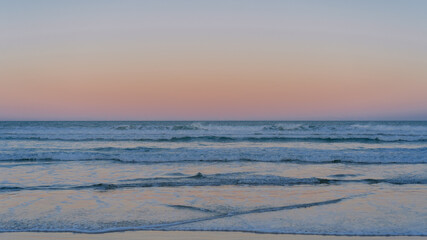 Fototapeta na wymiar Waves at dusk