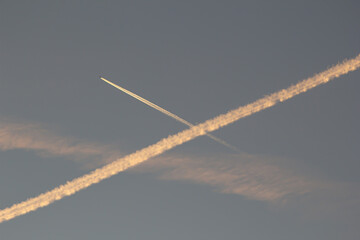 Kondensstreifen am Himmel