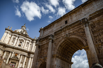 Fototapeta na wymiar Roma ciudad eterna con muchos monumentos en Italia, Europa 
