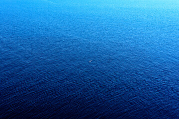 Obraz premium Paisaje marino con mar azul tranquilo, cielo y horizonte al fondo