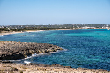 Paisaje marino con mar azul y orilla de playa en isla