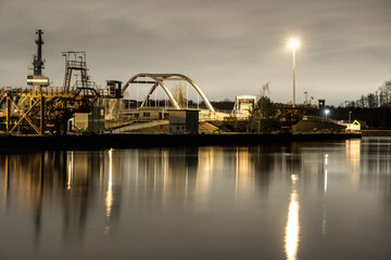 Obraz premium Brücke im Industriegebiet