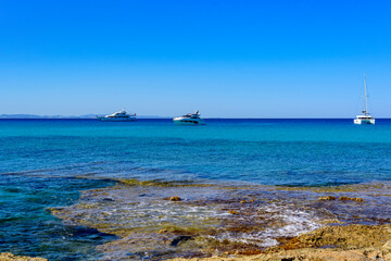 Paisaje marino con mar azul y orilla de playa en isla