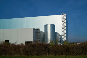 neu errichtete Fabrik in einem Gewerbegebiet in Magdeburg