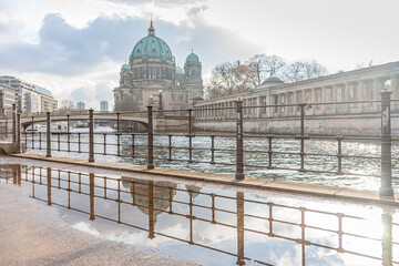 Berliner Dom spiegelt sich in einer Pfütze