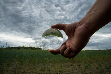 Glaskugel vor den Wolken