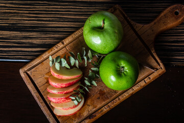 manzanas verdes y rojas listas para la ensalada