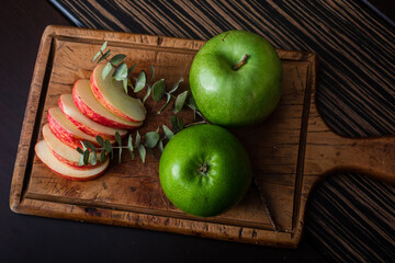 manzanas verdes y rojas listas para la ensalada