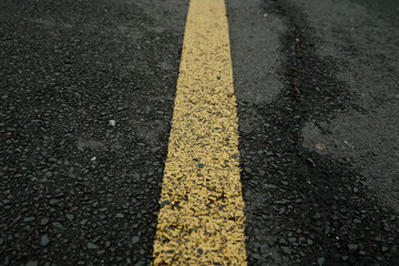 Straße mit Asphalt und gelben Mittelstreifen