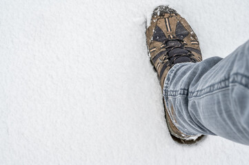 Mann geht in warmen und wasserdichten Winterschuhen durch den Schnee