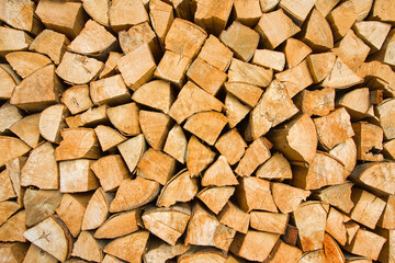 Aufgestapelte Holzscheitel zum heizen.
Geschnittener Laubbaum zum verheizen im Winter.