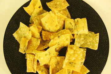 nachos closeup photo in black plate