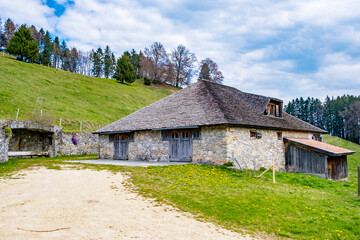 Fototapeta na wymiar Old house in the mountains