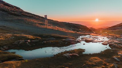 Naklejka premium sunset in the mountains with a river