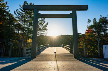 伊勢神宮　内宮　宇治橋鳥居から昇る朝日