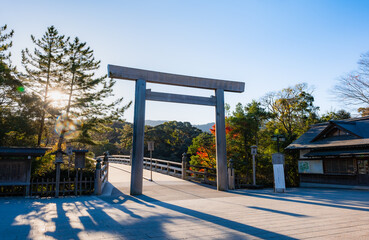 伊勢神宮　内宮　朝日に照らされる宇治橋鳥居