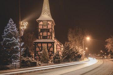 Kościół w Stegnie zimą nocą - obrazy, fototapety, plakaty
