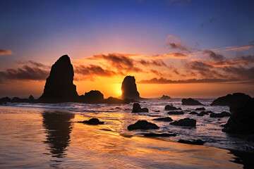 Fototapeta na wymiar Gentle flow of water into and out of tide pools by Haystack Rock and The Needles, Cannon Beach, Oregon