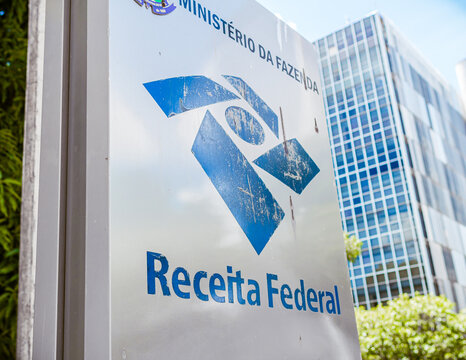 Receita Federal. Placa indicativa da Superintend&ecirc;ncia da Receita Federal do Brasil na cidade de capital federal. Bras&iacute;lia, Distrito Federal - Brasil. 03, Janeiro, 2021.