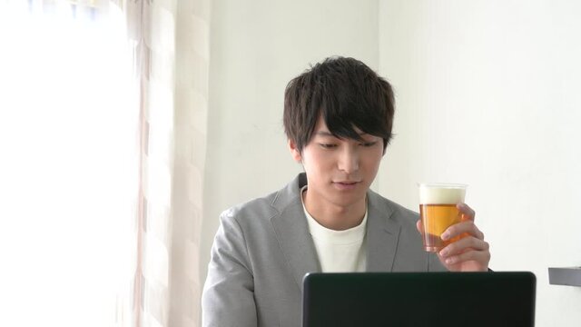 オンライン飲み会　イメージ　乾杯　20代男性