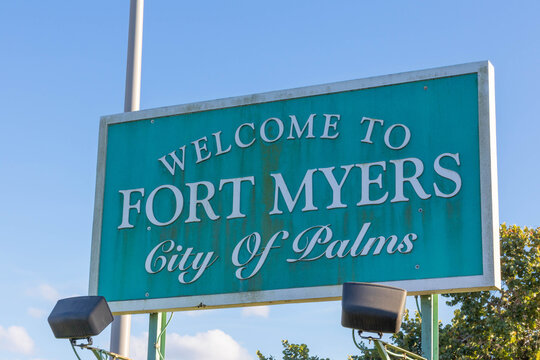Welcome to Fort Myers city of palms Sign Greets Tourists and residents as they reach the bridge connecting Cape Coral to Fort Myers over the Chattahoochee river. 