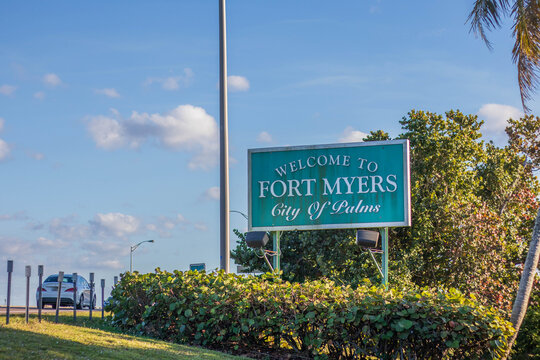 Welcome to Fort Myers city of palms Sign Greets Tourists and residents as they reach the bridge connecting Cape Coral to Fort Myers over the Chattahoochee river. 