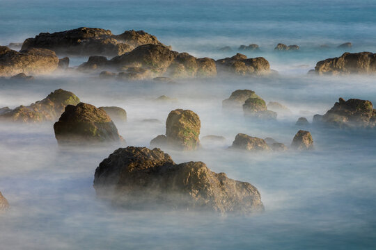 岩に打ち寄せる波 の画像 1 221 件の Stock 写真 ベクターおよびビデオ Adobe Stock