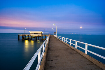 Obraz premium Mandorah Jetty and boat ramp in Darwin Harbour, Northern Territory.