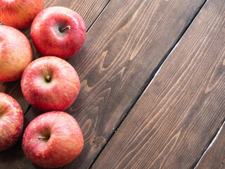 木製のテーブルの上にある赤い林檎。