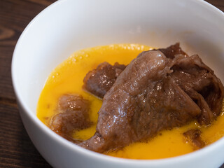 生卵に付けて食べるすき焼きの牛肉。