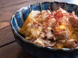 卵と牛肉を煮込んだすき焼きご飯。
