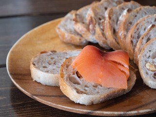 スモークサーモンがトッピングされた、ナッツが入った美味しいパン。