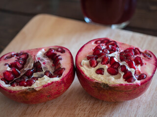 真っ赤なザクロの果実のクローズアップ。