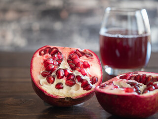 真っ赤なザクロの果実とジュース。