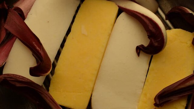 Polenta gialla e bianca ft0212_0066 con radicchio rosso di Treviso 