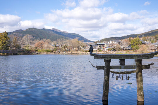 大分県の湯布院にある金鱗湖の風景