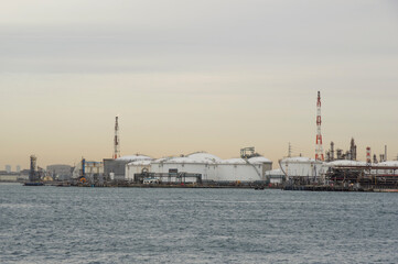 Fototapeta na wymiar 海沿いに点在する石油コンビナート