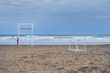 Estructuras de asistencia de guardavidas en una playa desierta un día nublado