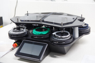 The device for determining the resistance of fabrics to mechanical wear