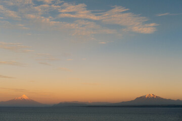 dos volcanes al atardecer