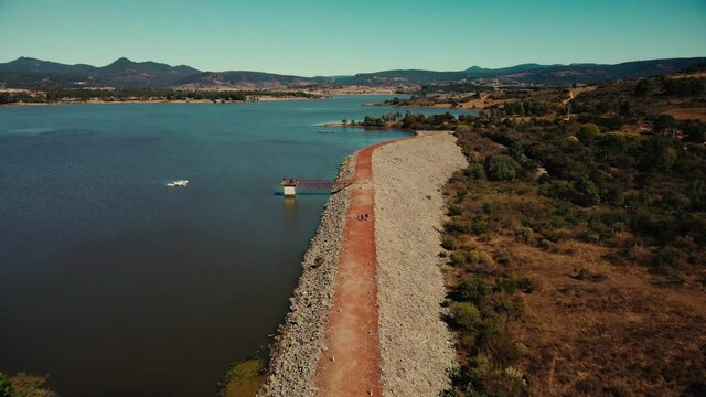 Vista Aerea presa en Tapalpa Mexico agua camino paseo exterior