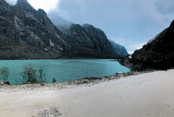 Laguna entre montañas