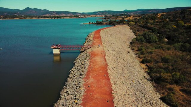 Vista aerea presa con agua en monta&ntilde;a con bosque vegetaci&oacute;n M&eacute;xico