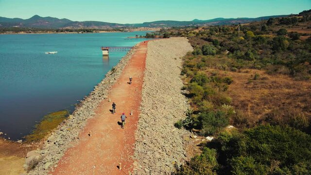 Ciclistas andando en  presa con paisaje naturaleza lago monta&ntilde;a bosque