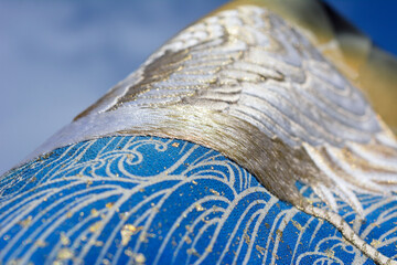 古布、絹織物、鶴の刺繍、羽、目出度い柄、和柄、吉祥、縁起、和風背景イメージ素材