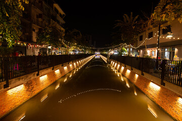Fototapeta na wymiar Canal Ong Ang - canal in bangkok at night life