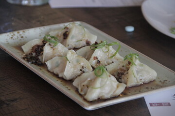 dumplings Rellenos de cangrejo, pimientos y cebollín.