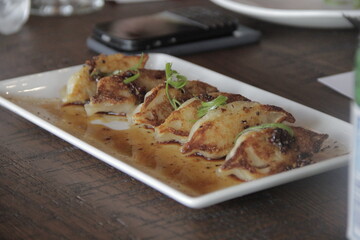 Hand-Folded Dumplings, al vapor o sellados en la sartén en salsa Dumpling.