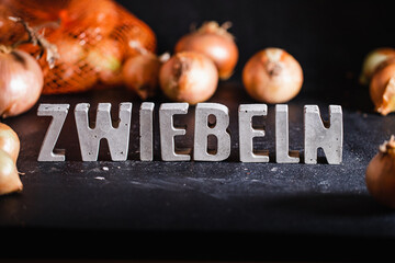 Zwiebeln Betonbuchstaben
